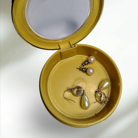 Elegant Pearl Necklace with Yellow Jewelry Box - Picture 8 of 12